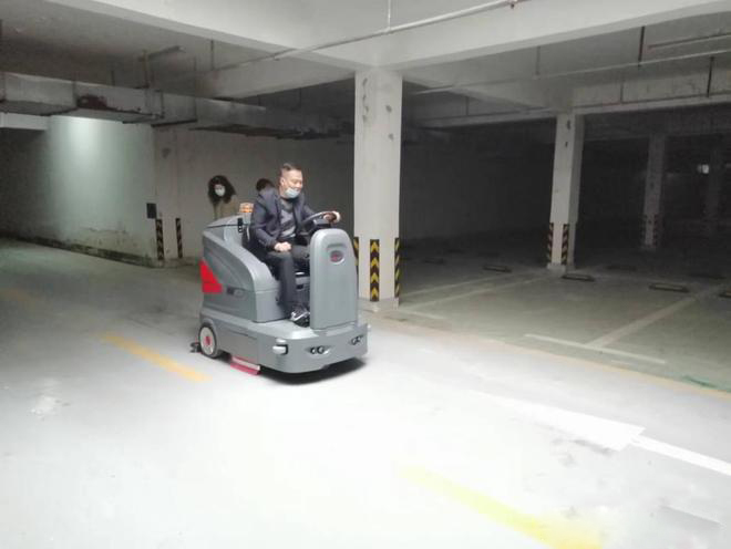 吉安小区物业保洁不用人力改用驾驶式洗地机了